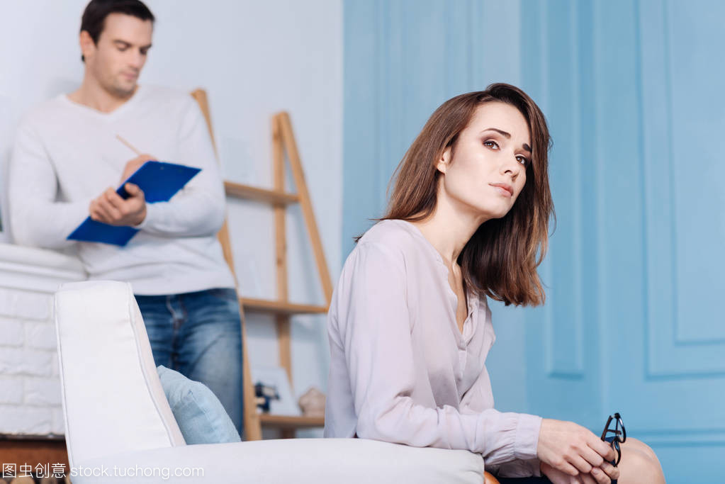 咨詢與專業心理學家的女人